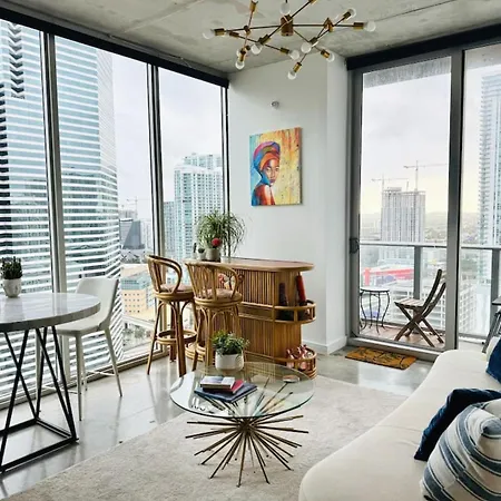 Art-Filled Loft 180 Views, Rooftop Pool, Parking